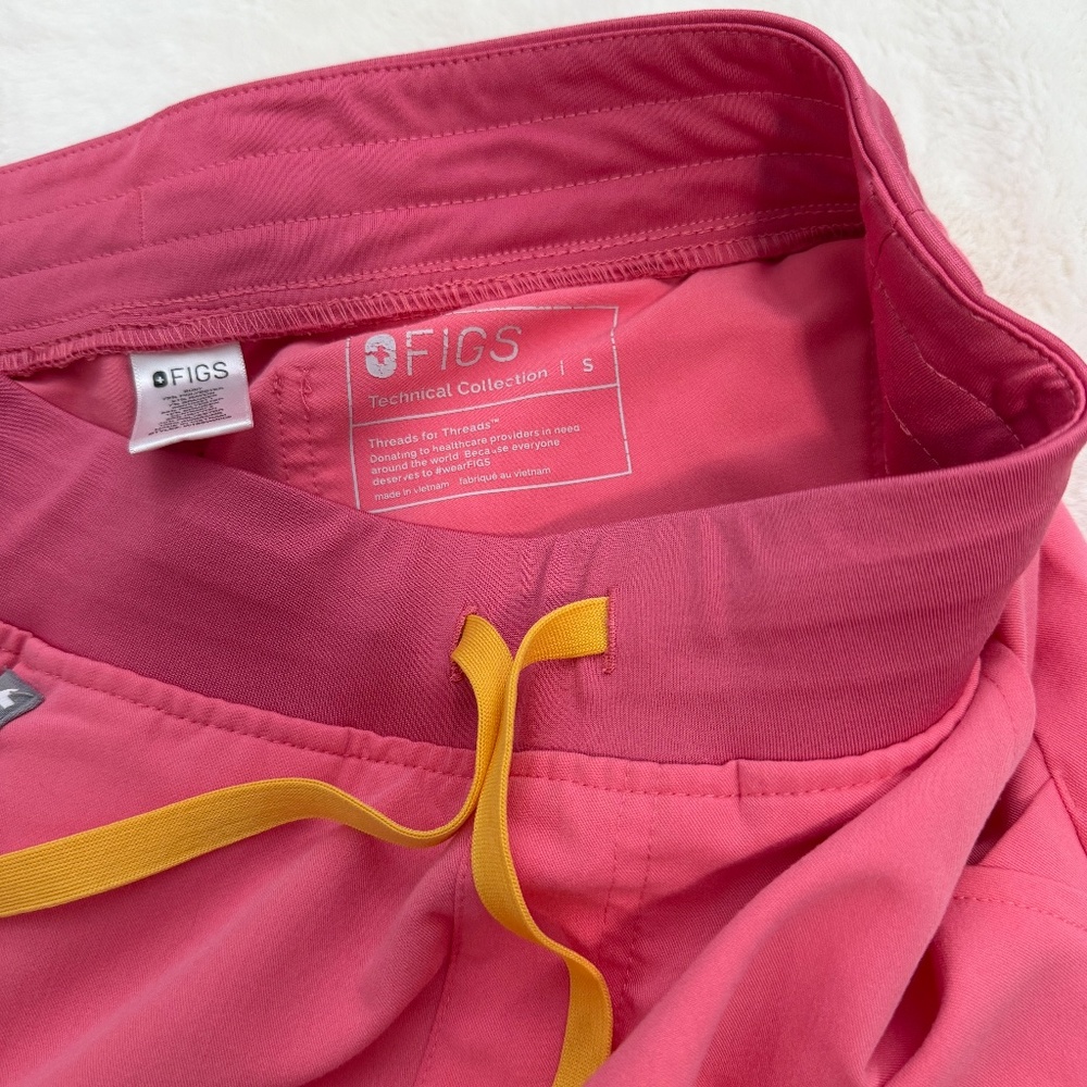 FIGS Neon Pink Scrub Set – Catarina Top & Zamora Joggers – Size Small – Limited - Picture 7 of 7